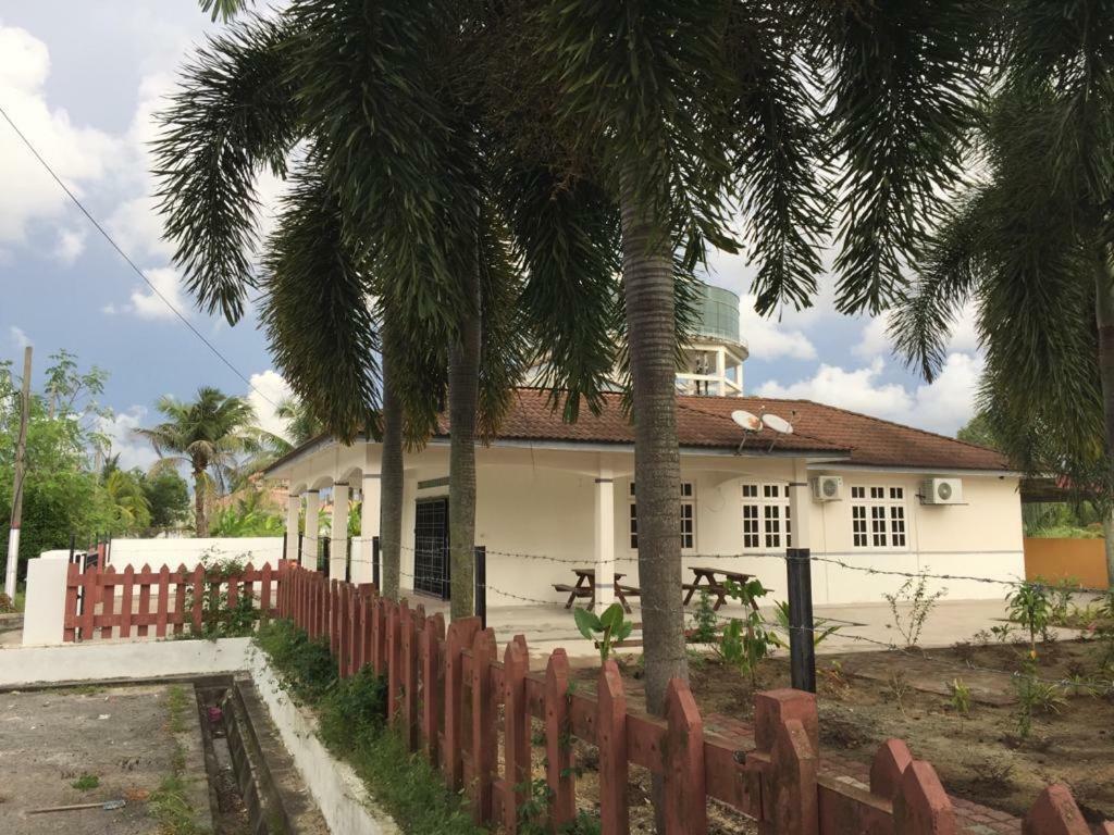 The Garden Vacation Home Lumut Eksteriør bilde