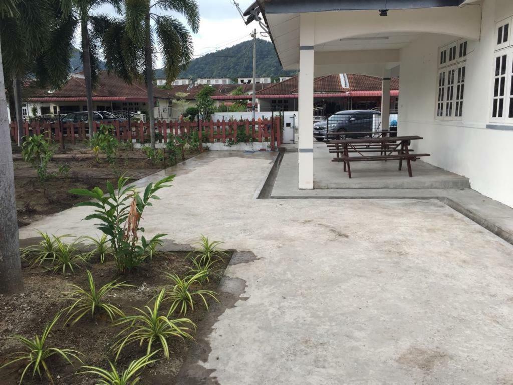 The Garden Vacation Home Lumut Eksteriør bilde